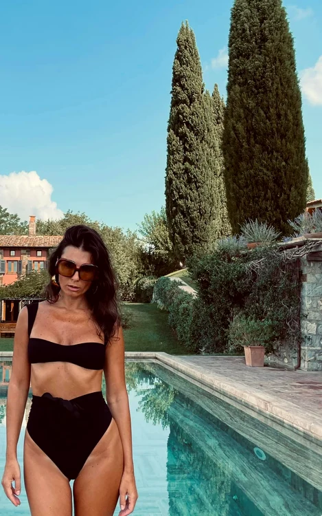Dana Budeanu in costumd e baie jpg