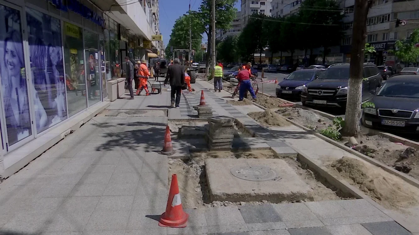 Pe anumite porţiuni,  muncitorii au făcut  lucrări de mântuială. Fotografii: adevarul.ro