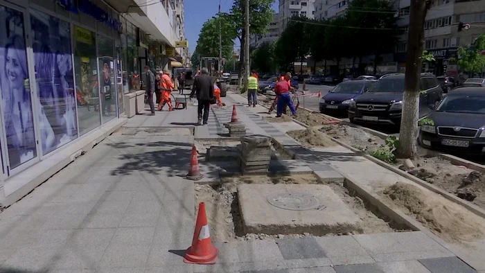 Pe anumite porţiuni, muncitorii au făcut lucrări de mântuială. Fotografii: adevarul.ro