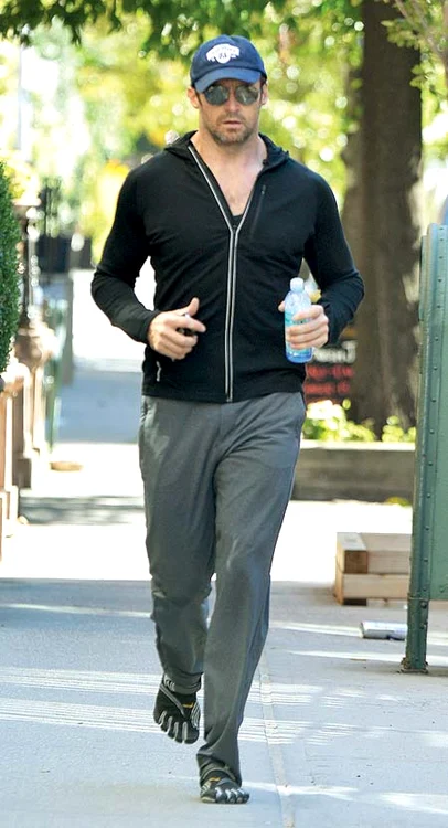 
    Hugh  Jackman,  45 de ani,  aleargă  numai în  picioarele  de cauciuc (Fotografii: Photoland/Wenn)  