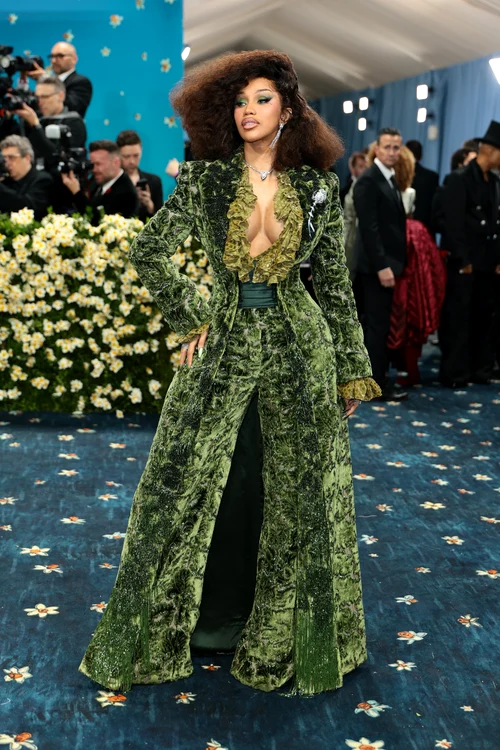 Cardi B a purtat un costum verde de la Burberry, la Met Gala 2025
