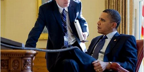 Obama şi consilierul său pe probleme cu Rusia, Michael McFaul, în timpul convorbirii telefonice avute cu preşedintele Dmitri Medvedev în 24 februarie.