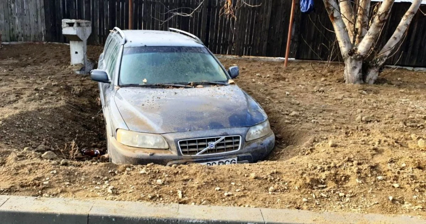 Maşina a fost aproape îngropată
