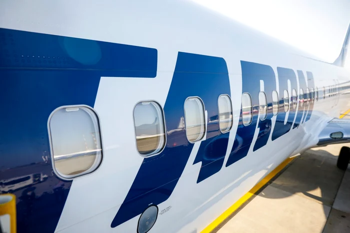 Avion Tarom la sol
