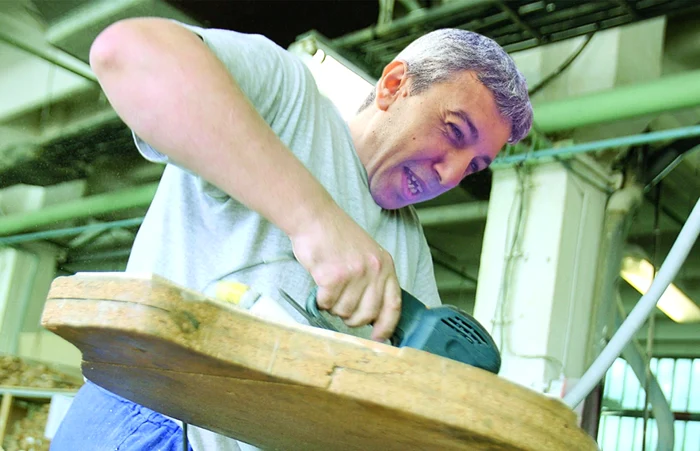 Dan Diaconescu face scăunele la închisoare şi stă în atelier de dimineaţa până searaFotomontaj: Click!