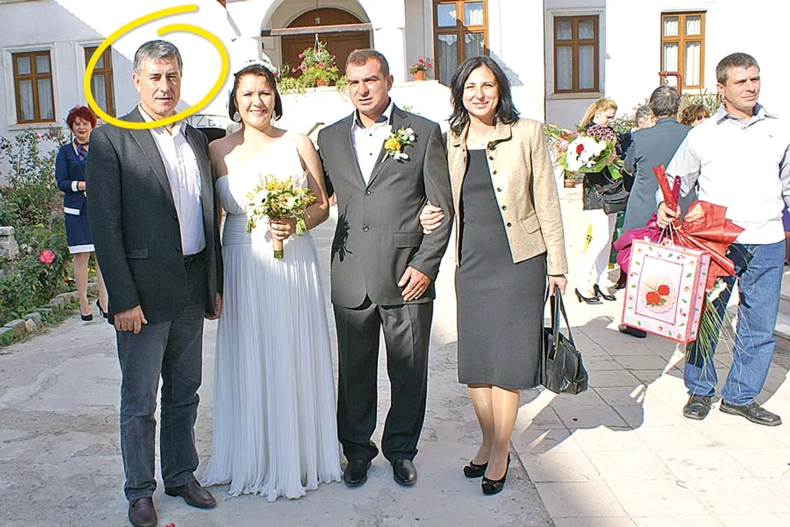 
    După cununia religioasă,  mirii Irina şi Marian Cojocaru  s-au fotografiat alături  de prietenul lor  bun, Gelu Frunză  