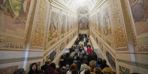 Pelerini pe Scala Sancta_Vatican_foto_AP/Andrew Medichini