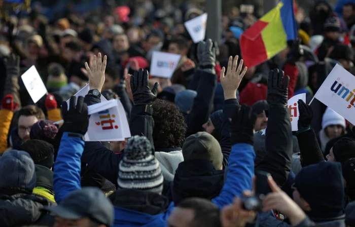 Momentul în care oamenii au întors spatele în timpul în care jandarmii defilau 
