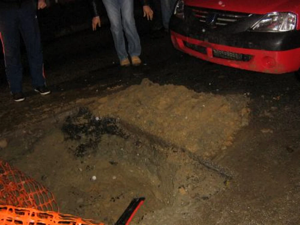 groapă pe strada Sfinţii Apostoli