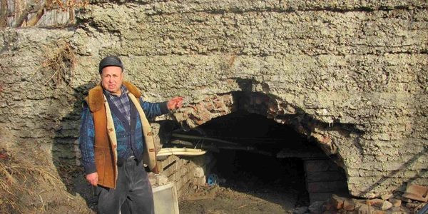 Gheorghe Tănase şi-a făcut cotineaţă de păsări în buncăr