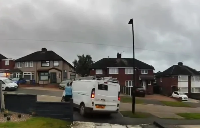 Bărbatul a încercat să îl convingă pe hoț să renunțe la furt Foto: Captură Video Sheffield Online