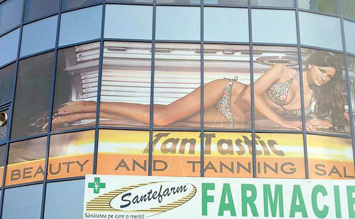 Bianca Drăguşanu. Posterele sexy cu roşcata tronează în zonele Titan, Militari, Crângaşi, Teiul Doamnei, Iancului şi Bulevardul Dacia