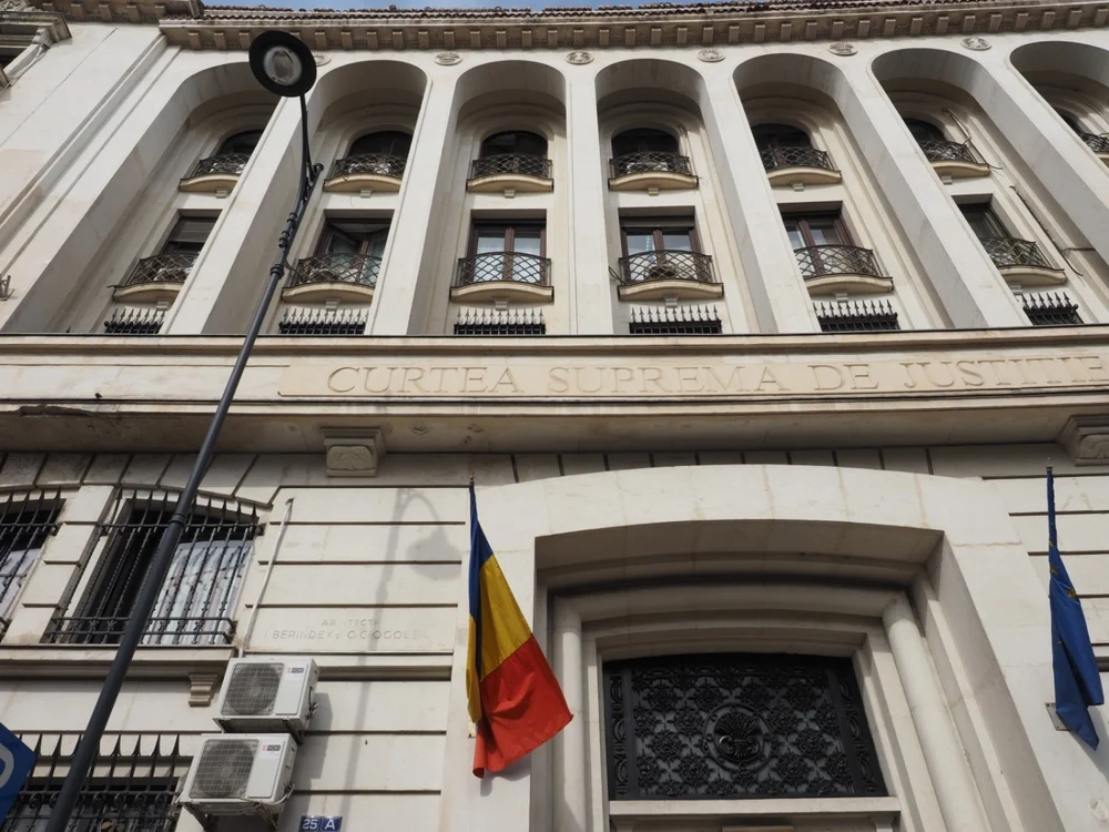 Adolescentul care a trimis 1.000 de mesaje de amenințare rămâne în arest preventiv. ICCJ i-a respins contestația