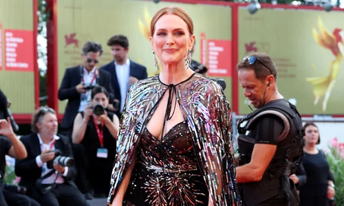 Julianne Moore a făcut senzație pe covorul roșu jpg