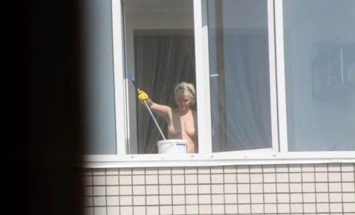 O vorbă din bătrâni spune că geamurile curate sunt cartea de vizită a oricărei gospodine, iar doamna din imagini a ţinut cont de acest lucru