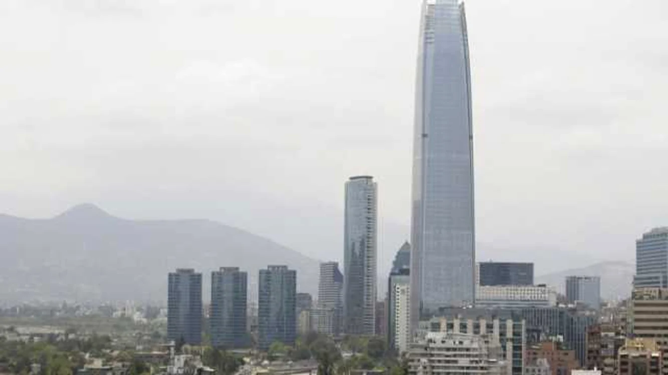 Santiago, capitala Chile, acoperită de norul de fum provenind de la incendiile din Australia FOTO EPA-EFE