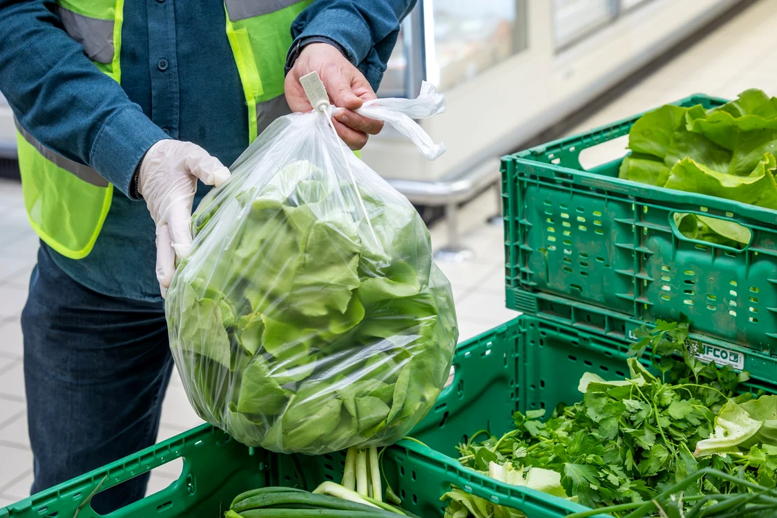 Inspector_ANF_cu_salata_verde_in_punga_plastic_in_piata_Foto:ANF