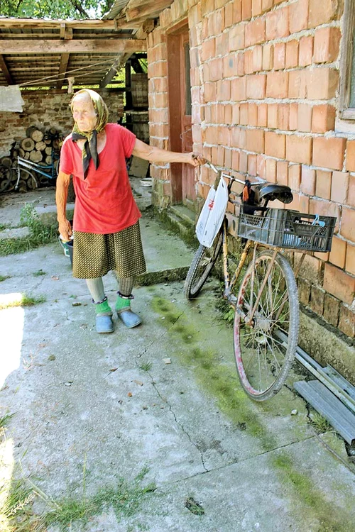 Mama Lenuţa vinde lapte  la oraş pentru că pensia  de 376 de lei nu-i ajunge