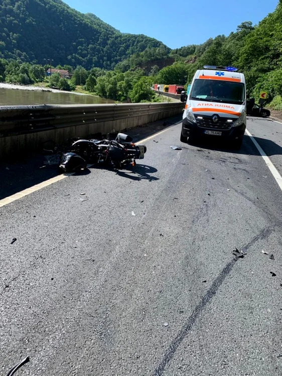 Accident rutier la graniţa dintre Vâlcea şi Sibiu - coliziune între un motociclist şi un autoturism soldată cu blocarea traficului Foto ISU Vâlcea