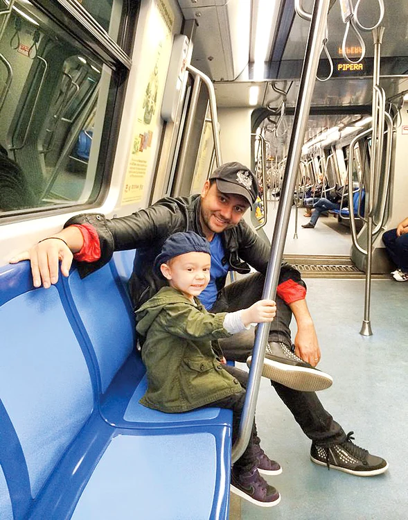 Mama Andra îl plimbă pe David  cu un Mercedes de 40.000 €,  iar tatăl Cătălin, cu metroul