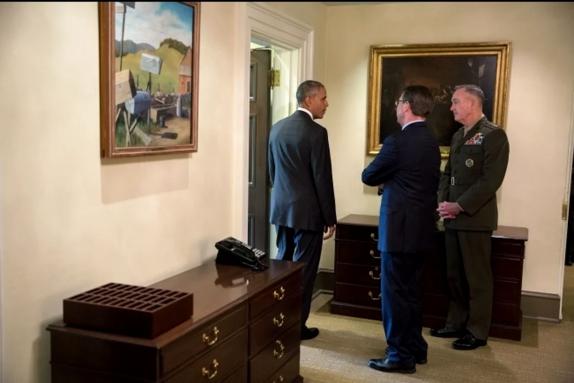 Preşedintele Barack Obama, în dialog cu Ashton Carter, secretarul Apărării şi cu generalul Joseph F. Dunford jr.,şeful Comitetului Întrunit al Şefilor de State Majore, de la Pentagon. Foto: Pete Souza