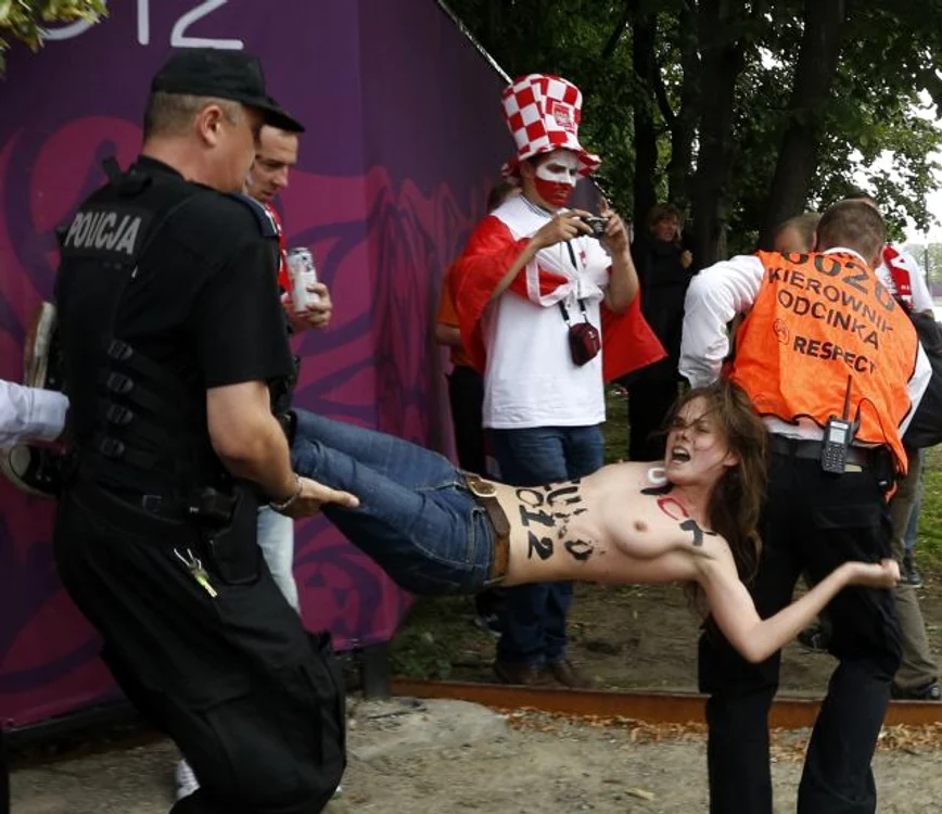 Protestatarele de la Femen au atacat cu extinctoare stadionul din Varşovia (Foto Reuters)