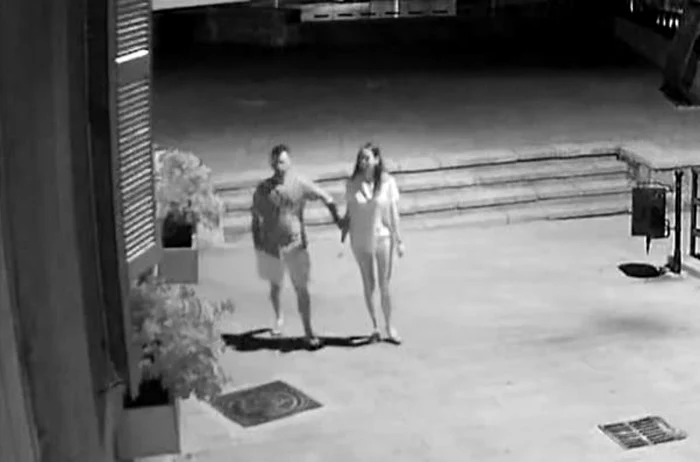 Doi tineri se pregătesc să fure florile de pe pervazul unei case din Constanţa FOTO Facebook