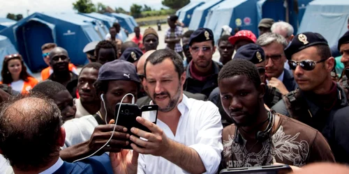 Ministrul de Interne al Italiei Matteo Salvini (C) vizitează o zonă de corturi pentru imigranţi în San Ferdinando (Reggio Calabria) sudul Italiei FOTO EPA-EFE / Marco Constantino 