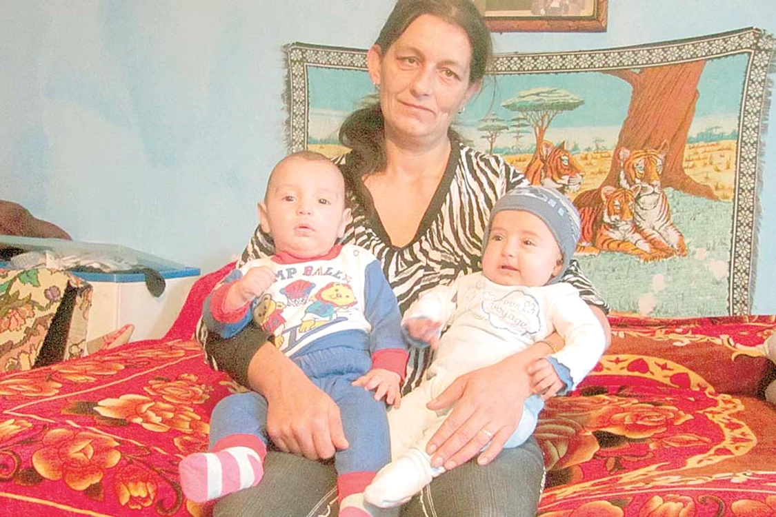 
    2012: Janina Ciorogar,  alături de micuţii ei,  când aveau doar  câteva luni  