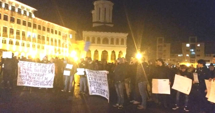 Peste 150 de gorjeni protestează în Piaţa Prefecturii