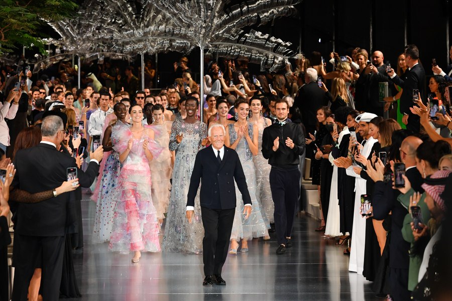 Giorgio Armani a murit. Legendarul designer a revoluționat moda pentru totdeauna