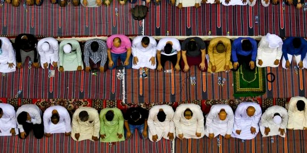 Imaginea Zilei / Credincioşi musulmani săvârşesc ritualul Qiyamul Lail (rugăciune la miezul nopţii) în  luna sfântă a Ramadanului la Marea Moschee Majidul Kabeer din Kuweit City Kuweit FOTO EPA – EFE / Ibrahim Noufal / 1 iun 2019