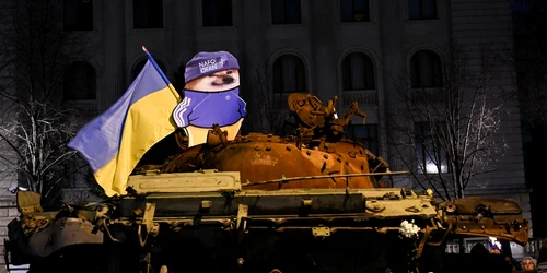 epava unui tanc rusesc t 72 distrus de ucraineni si depus in fata ambasadei ruse din germania 24 feb 2023 foto epa efe jpg