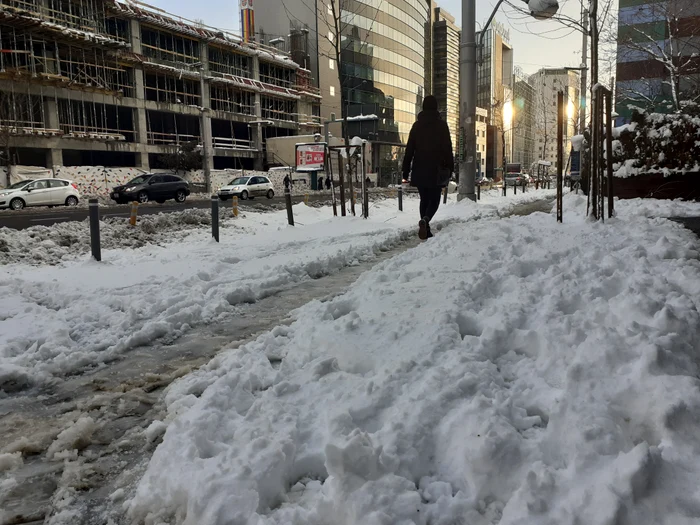 Așa arată trotuarele, chiar în buricul Bucureștiului
