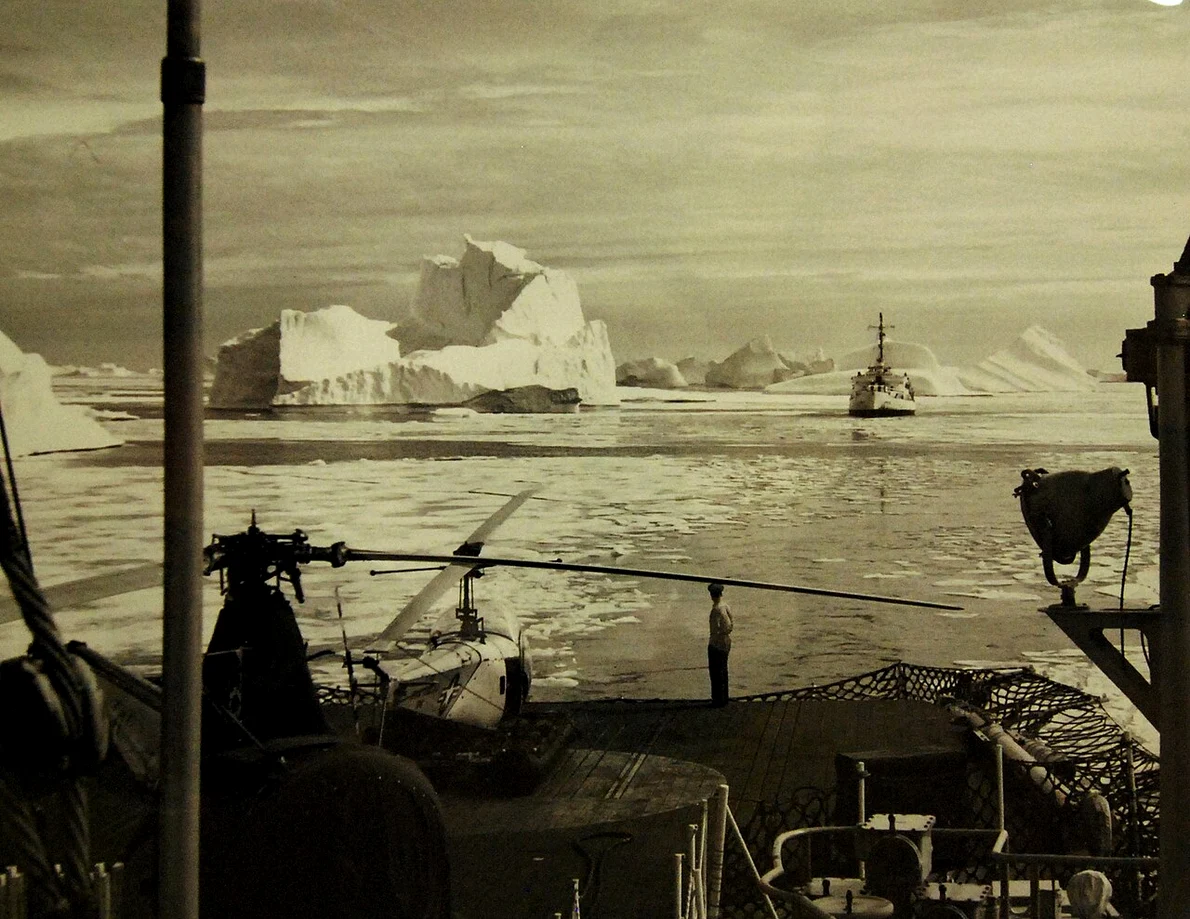 Nave americane, în misiune de-a lungul coastelor Groenlandei, în septembrie 1952 (© Official U.S. Coast Guard Photograph / Wikimedia Commons)