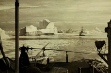Nave americane, în misiune de-a lungul coastelor Groenlandei, în septembrie 1952 (© Official U.S. Coast Guard Photograph / Wikimedia Commons)