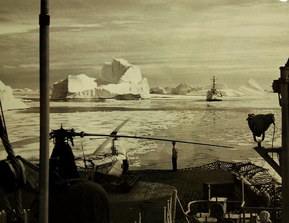 Nave americane, în misiune de-a lungul coastelor Groenlandei, în septembrie 1952 (© Official U.S. Coast Guard Photograph / Wikimedia Commons) 