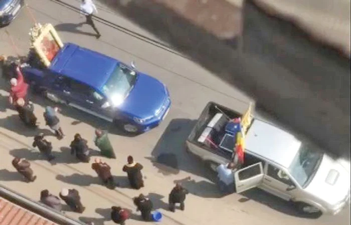 La Patriarhie câțiva preoți au ținut slujba afară iar Patriarhul a vorbit prin stație