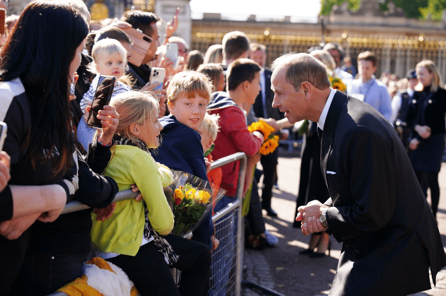 Prințul Edward a explicat de ce nu dă mâna cu oamenii din fața Palatului Buckingham