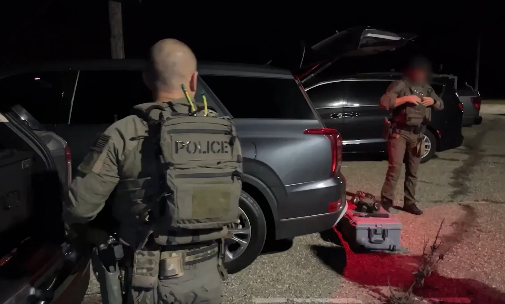 Un bărbat a vrut să dea cu duba peste doi agenți ai Serviciului de Imigrare și Vamă din SUA. Agenții au deschis focul