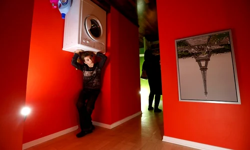 Casa cu sus n jos (foto: Reuters) jpeg