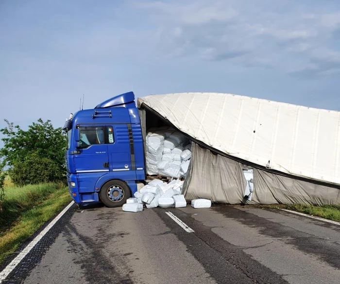 TIR încărcat cu pământ pentru flori, răsturnat pe DN1 B în judeţul Prahova