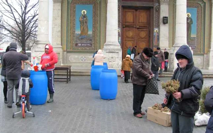 De Sfântul Ion fiecare persoană trebuie să se stropească cu aghiasmă nouă pentru a fi ferit de boli tot anul foto: Claudiu Dumitrache