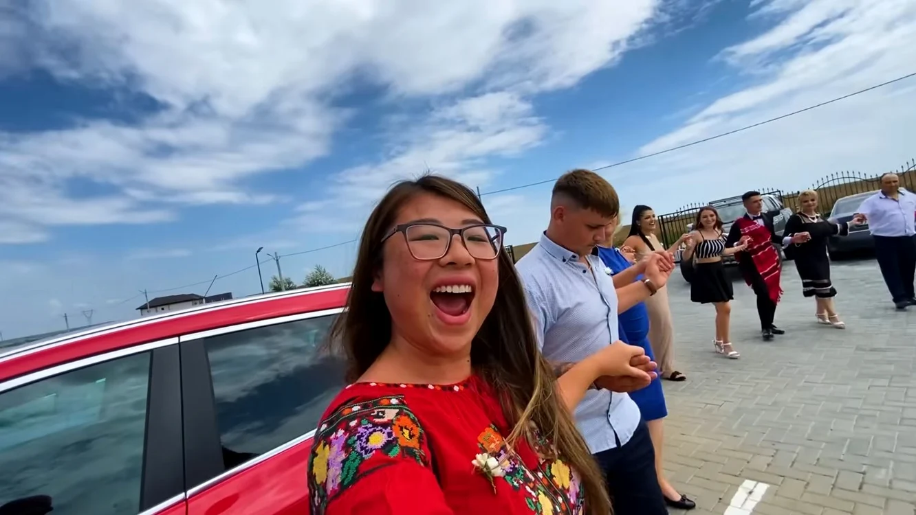 Cei doi străini s-au distrat pe cinste la nuntă FOTO Captură video