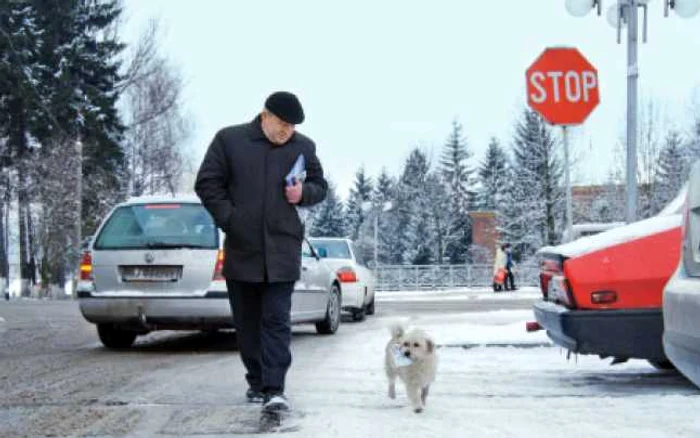 Tuţi pleacă cu banii către chioşcul de ziare