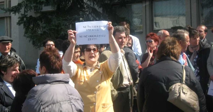 Angajaţii au protestat la momentul închiderii spitalului Foto: ocnamuresonline.ro