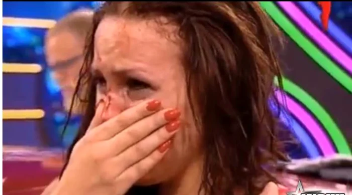 
    Tânăra avea faţa plină de sânge după ce a încasat lovituraFoto Captură  