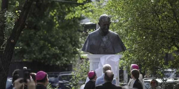 statuie papa francisc bucuresti foto inquam photos / octav ganea