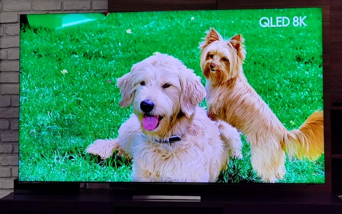 Televizor Samsung QLED 8K Q950TS FOTO Adrian Pogîngeanu