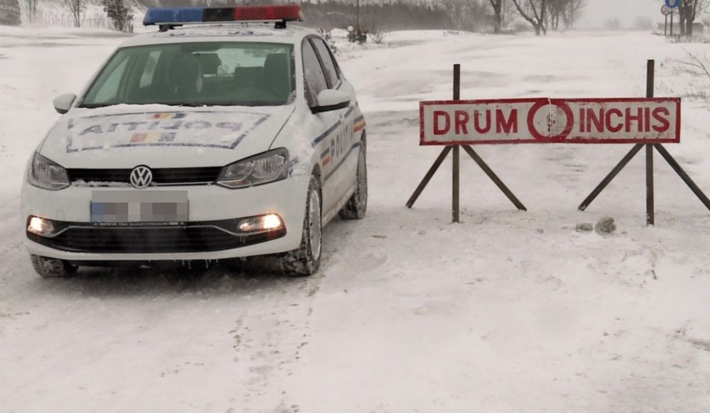 Iarna își arată colții în nordul Moldovei. Două drumuri județene închise, zeci de mașini blocate, multe apeluri la 112